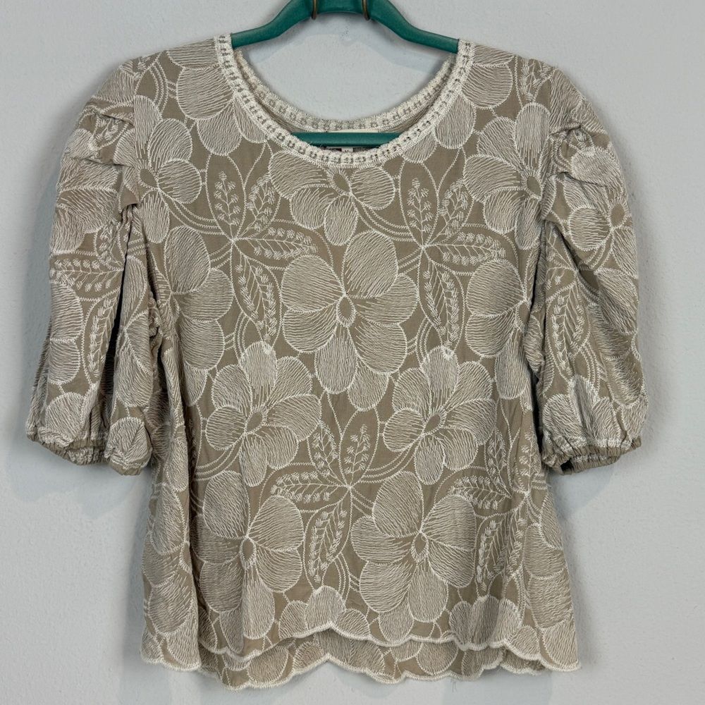 Solitaire Embroidered Short Sleeve Blouse M NWT